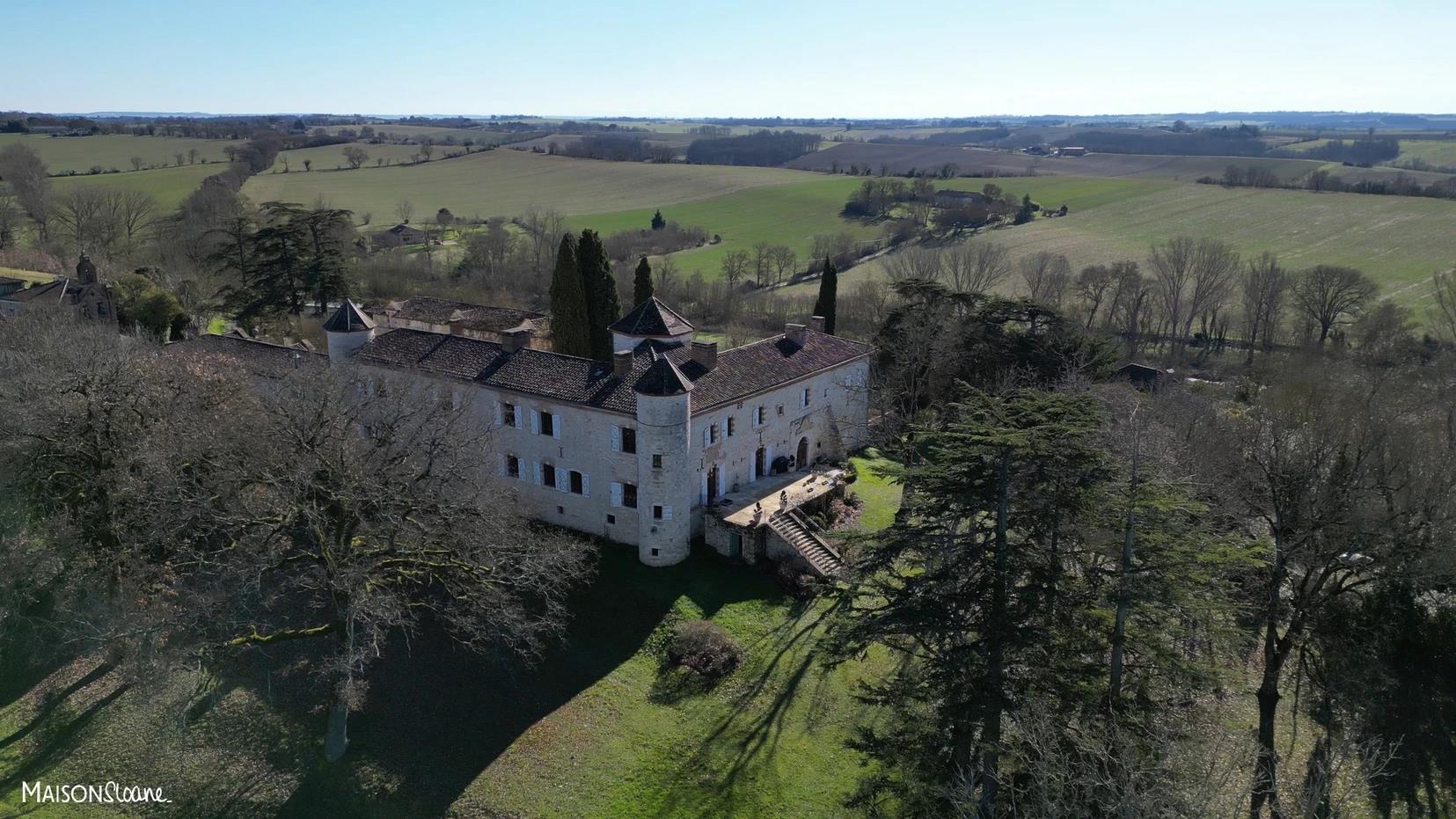 Impeccably renovated castle in the Gers
