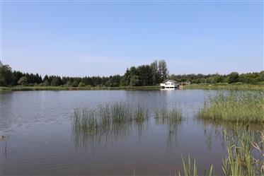Domek z jeziorem w pięknej przyrodzie
