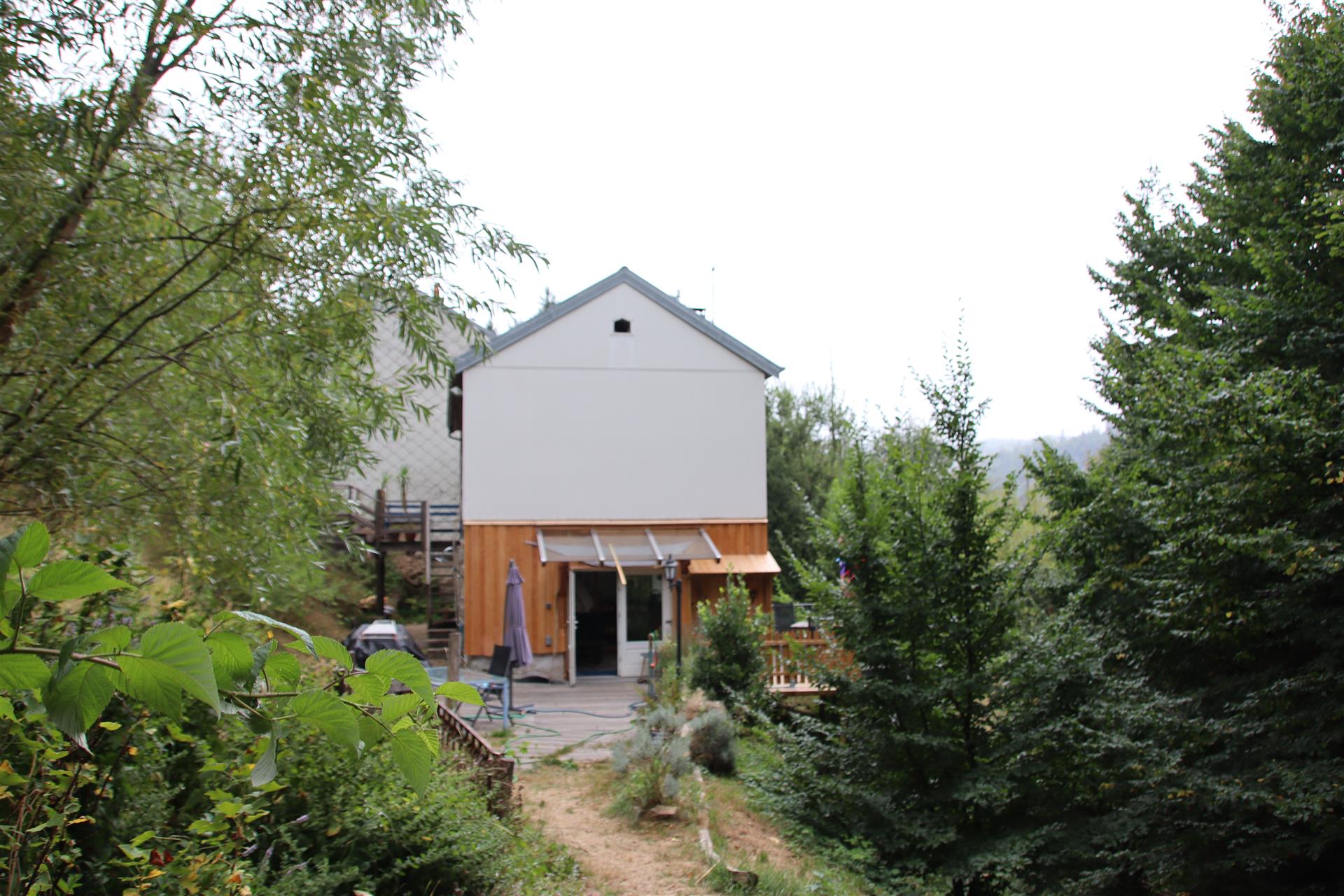 Natursteinhaus mit 1 ha Land in Aussichtslage