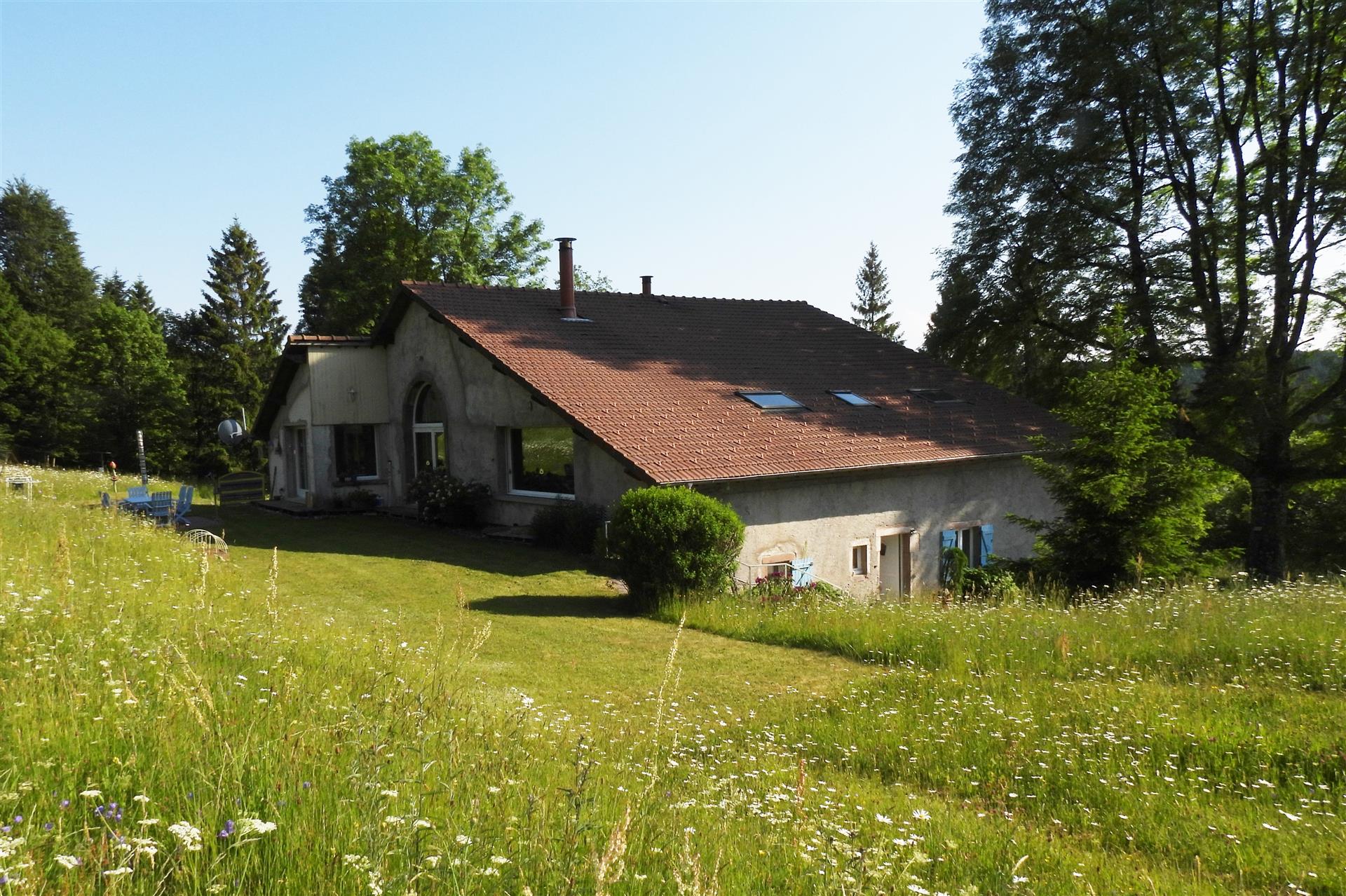 Renovated detached farmhouse on 1.95ha of land