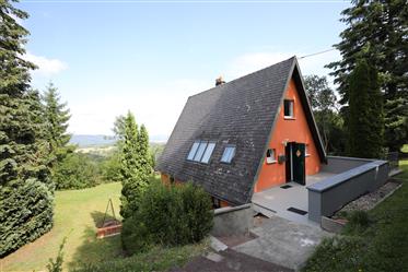 Chalet bien entretenu dans un bel emplacement panoramique