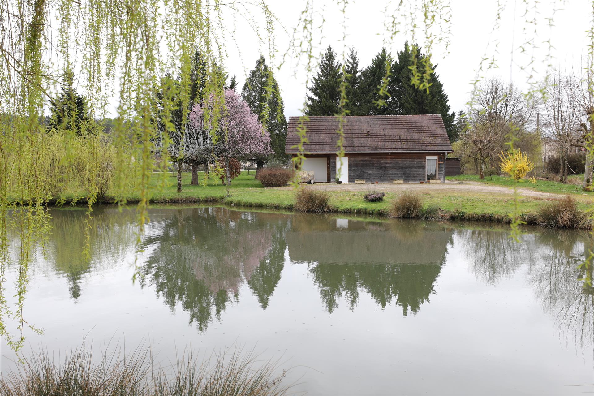 Domaine romantique au bord d’un lac près de la Saône