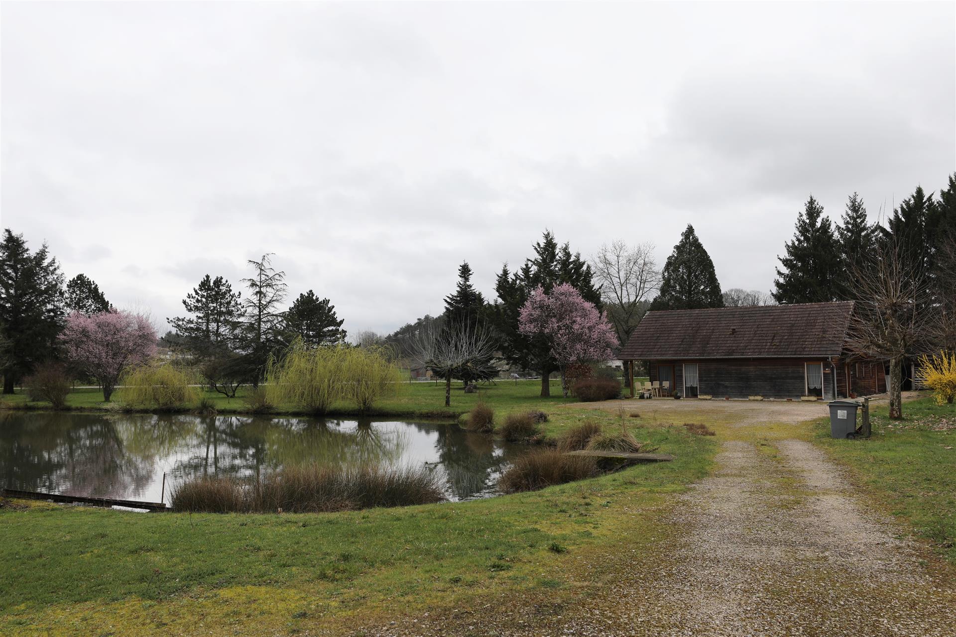 Romantic lakeside estate near the Saône