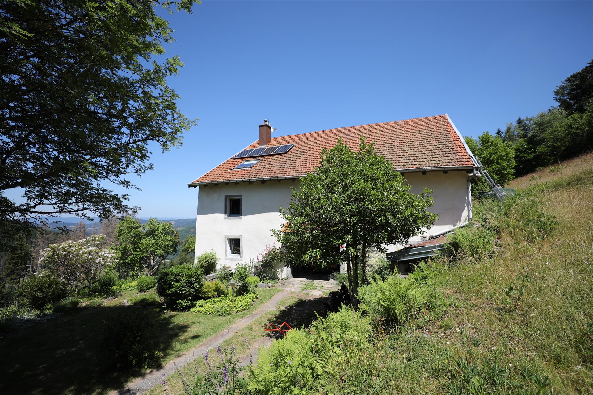 Boerderij op een prachtige afgelegen en panoramische locatie met 2 ha