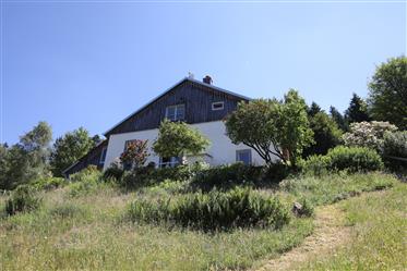 Farmhouse in a beautiful secluded and panoramic location with 2 ha