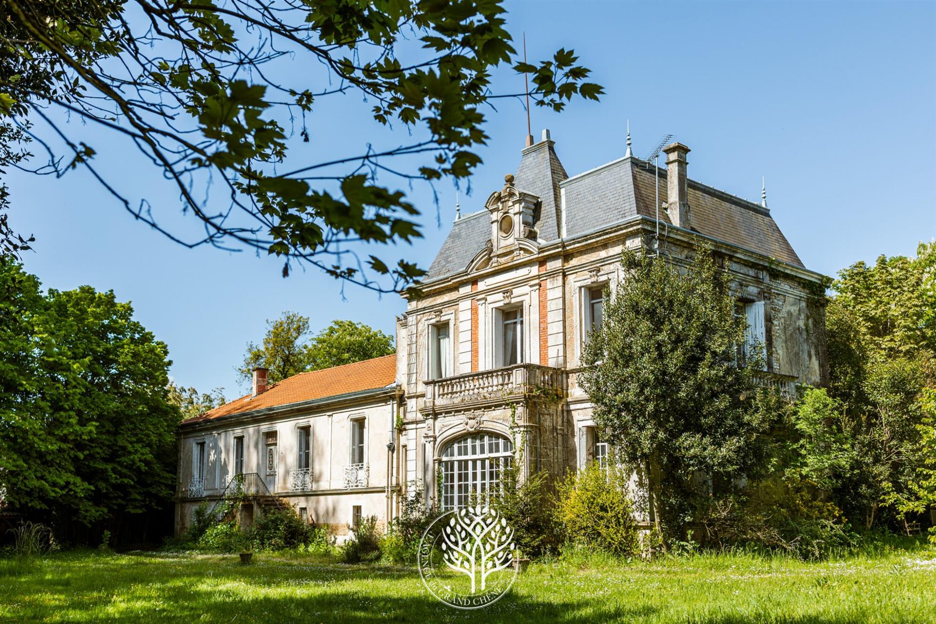Bourgeois and Authentic Property near La Rochelle
