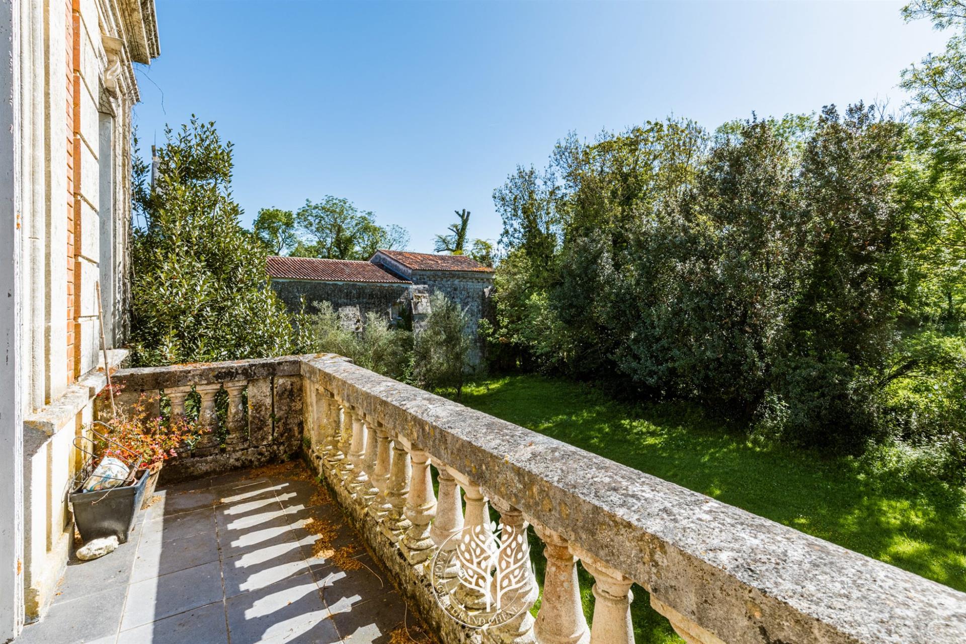 Bourgeois and Authentic Property near La Rochelle