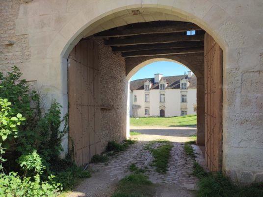 Château avec 43ha de bois, 6ha de prairies et un beau jardin