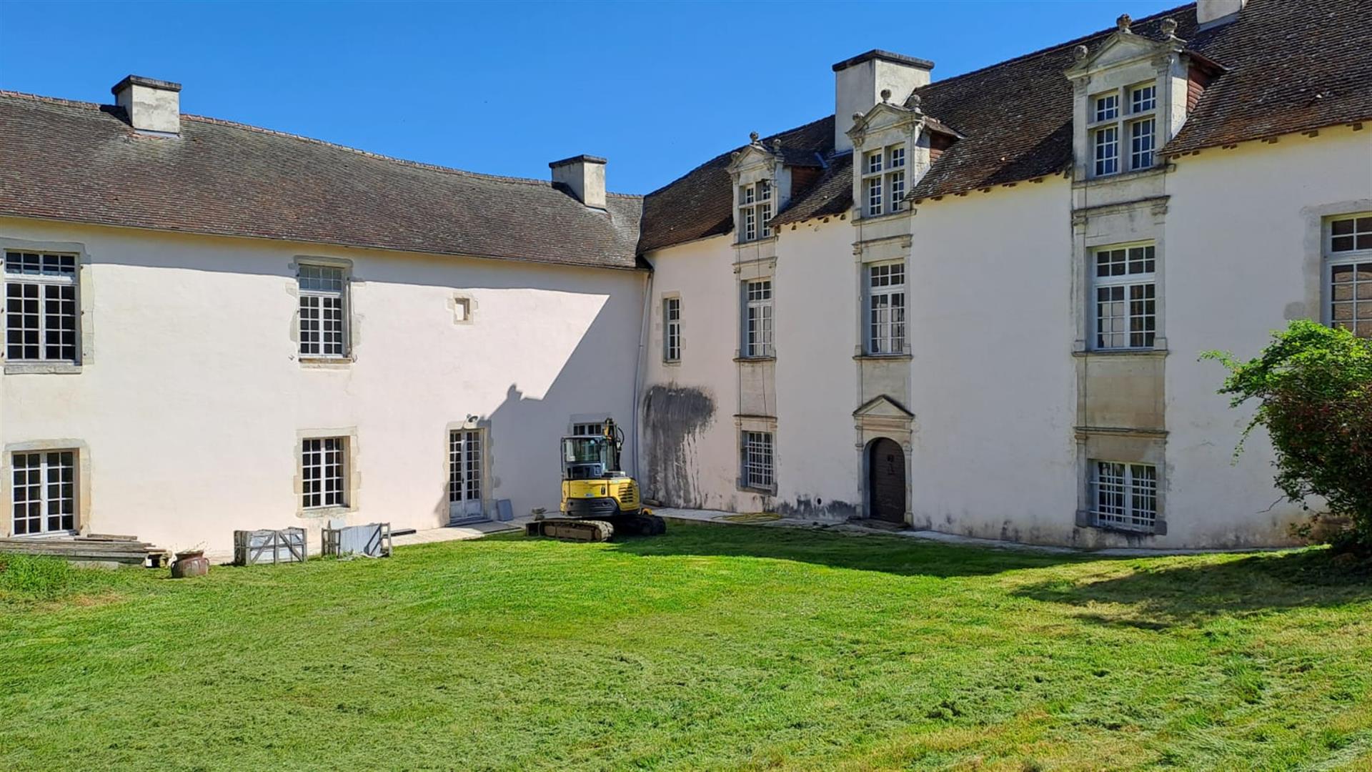 Château avec 43ha de bois, 6ha de prairies et un beau jardin