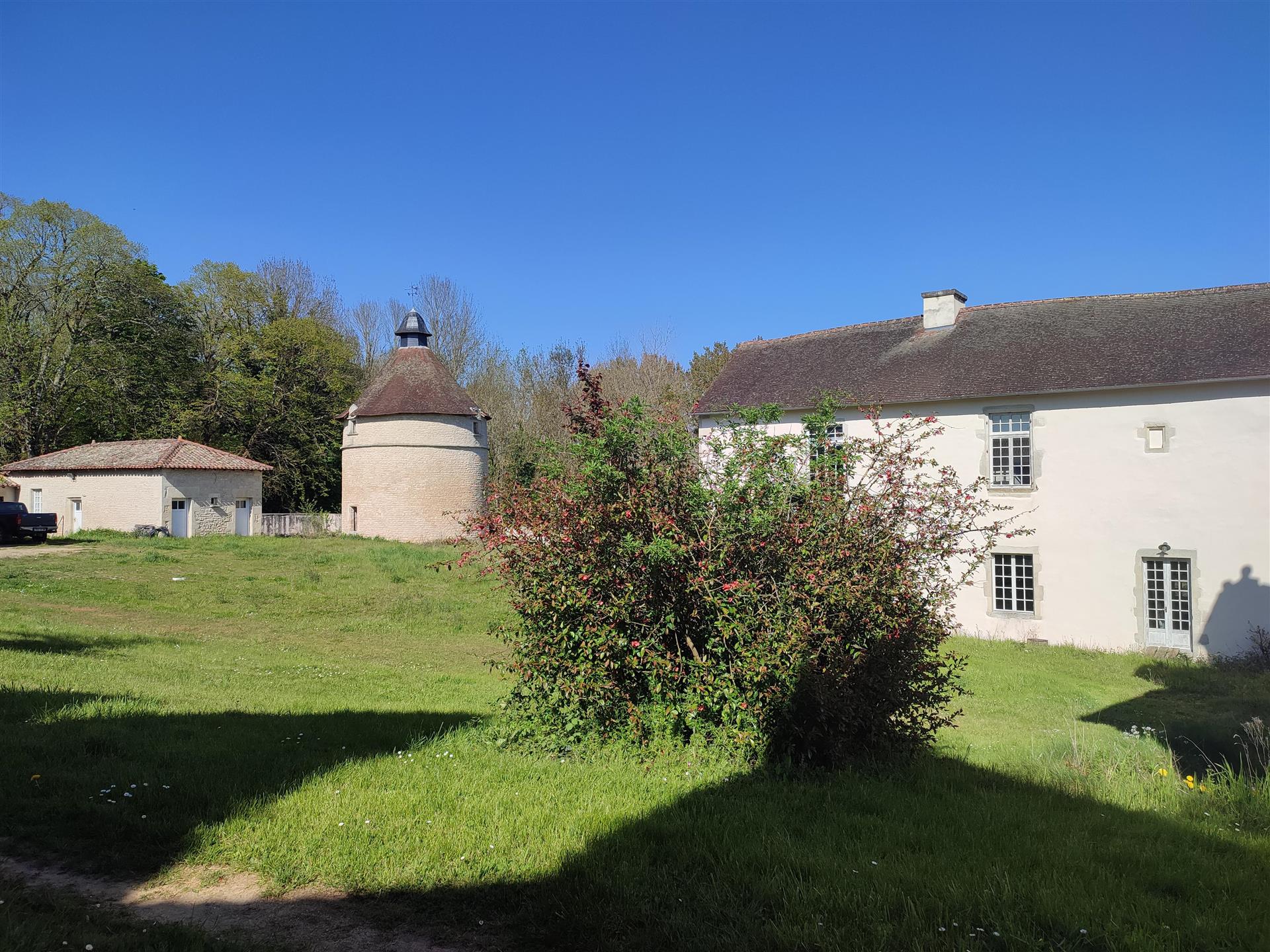 Château avec 43ha de bois, 6ha de prairies et un beau jardin