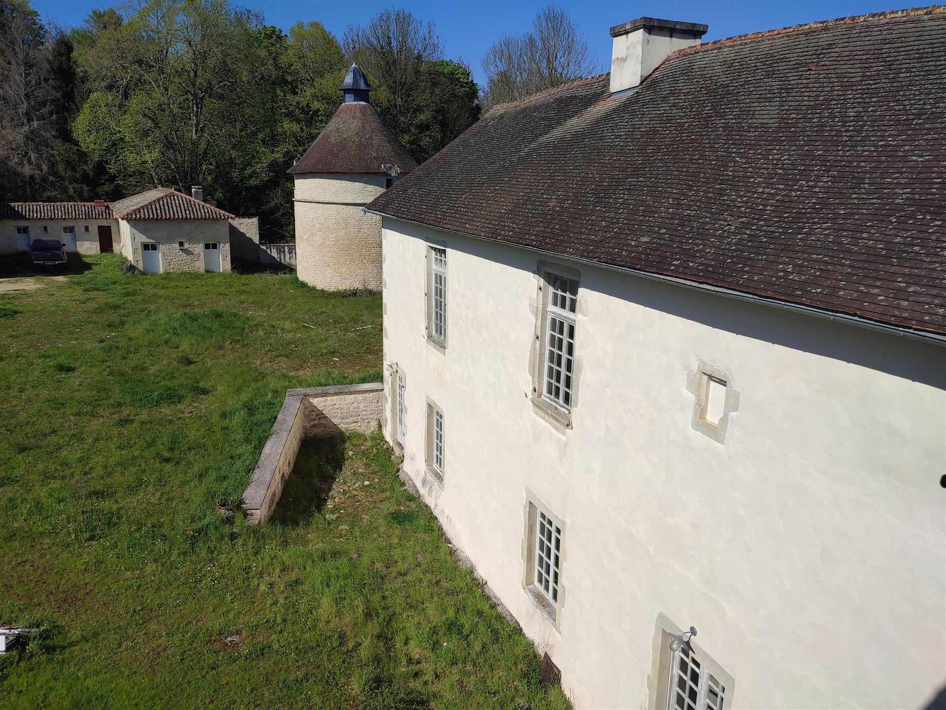 Château avec 43ha de bois, 6ha de prairies et un beau jardin