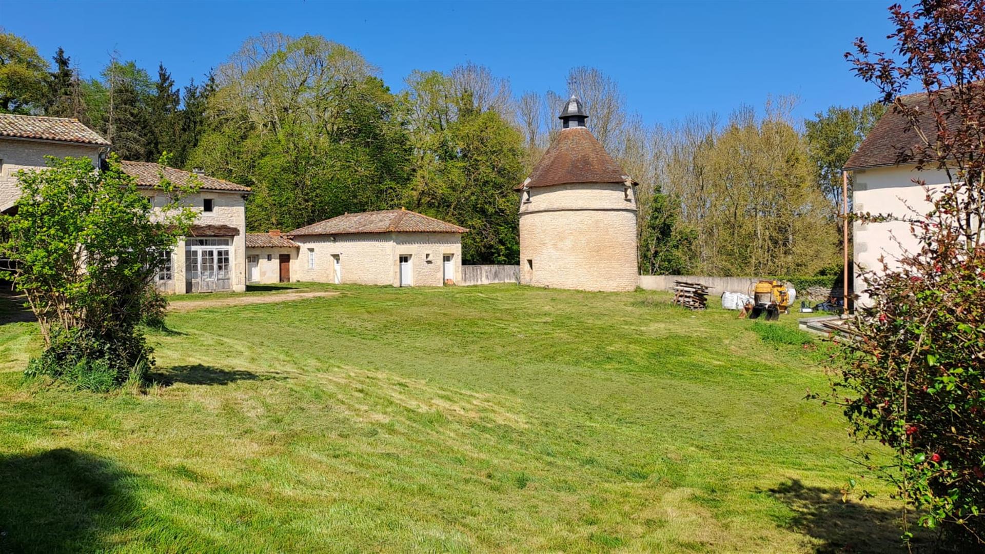 Château avec 43ha de bois, 6ha de prairies et un beau jardin