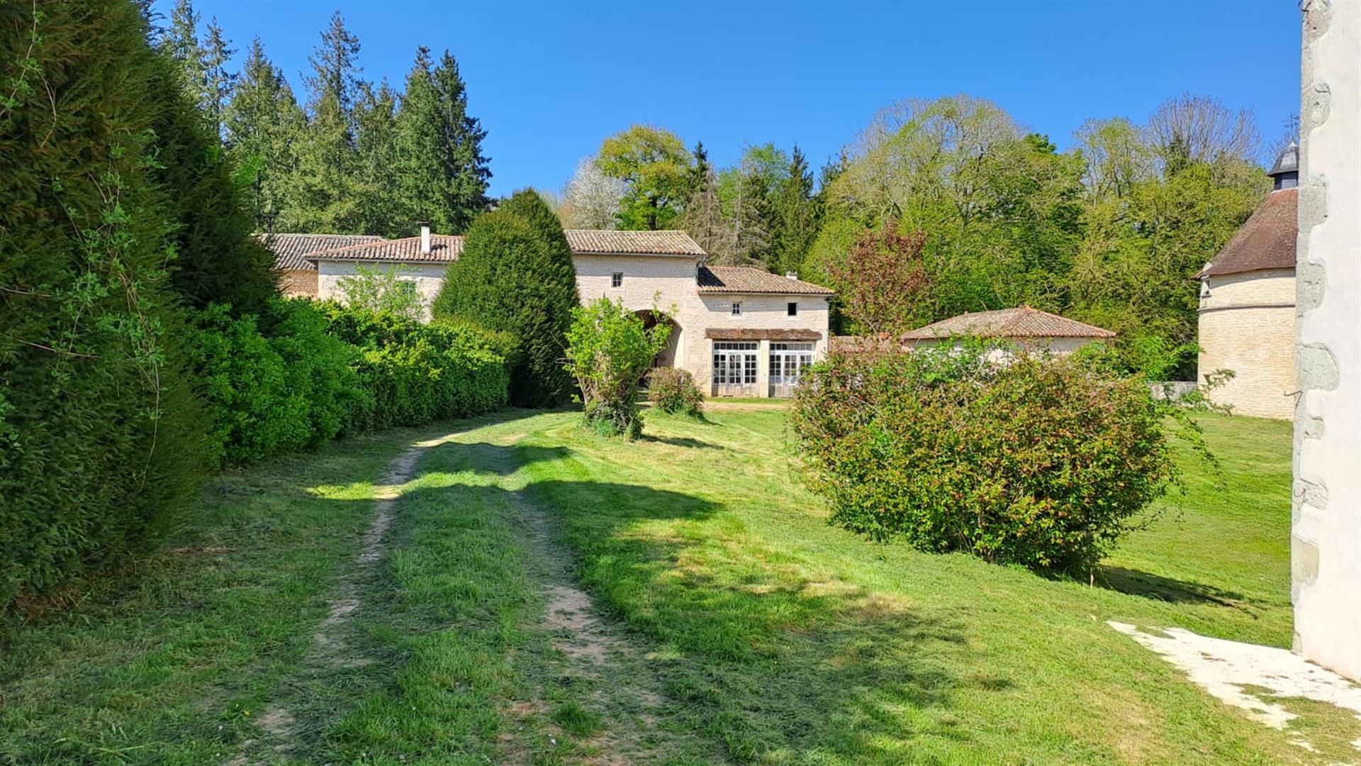 Château avec 43ha de bois, 6ha de prairies et un beau jardin