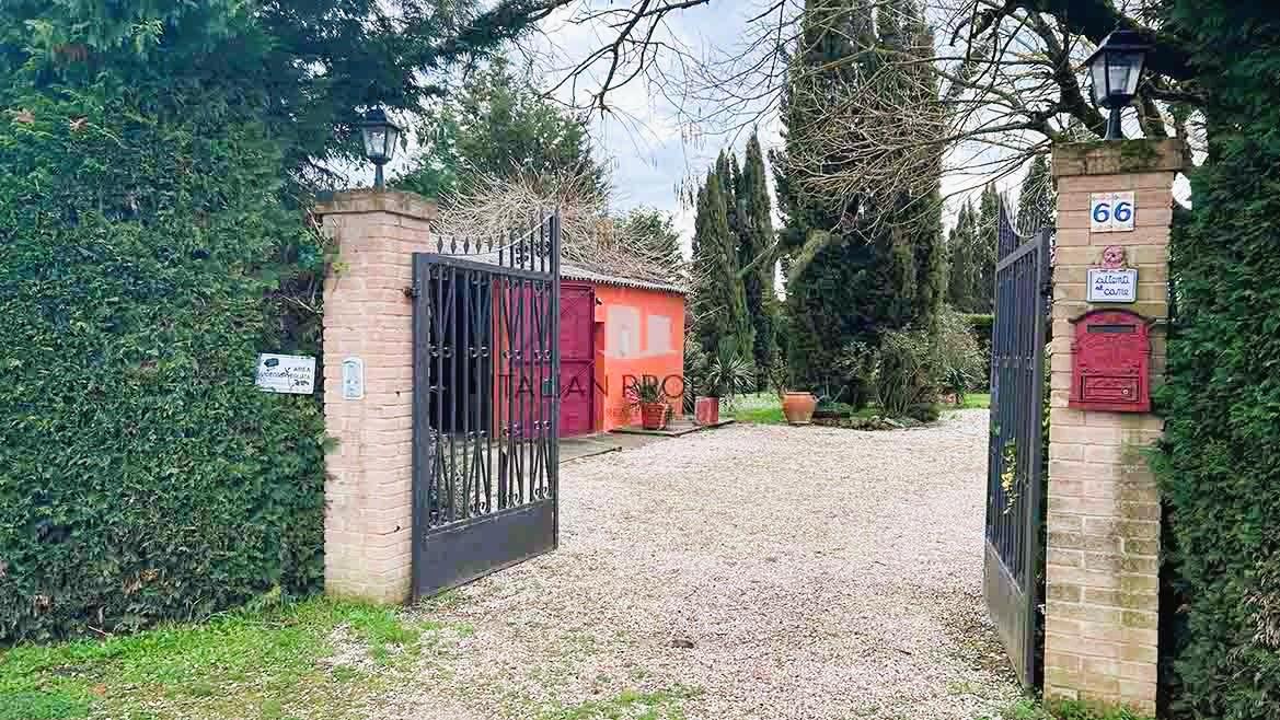 Manor house from the 80s in the Lake area