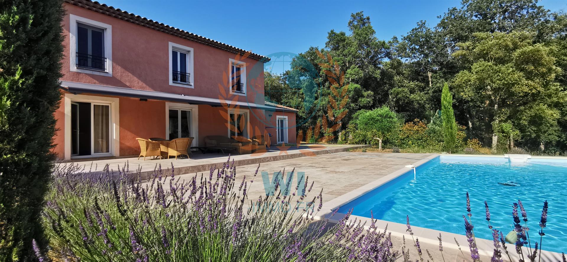 Detached villa with swimming pool in a secure domain