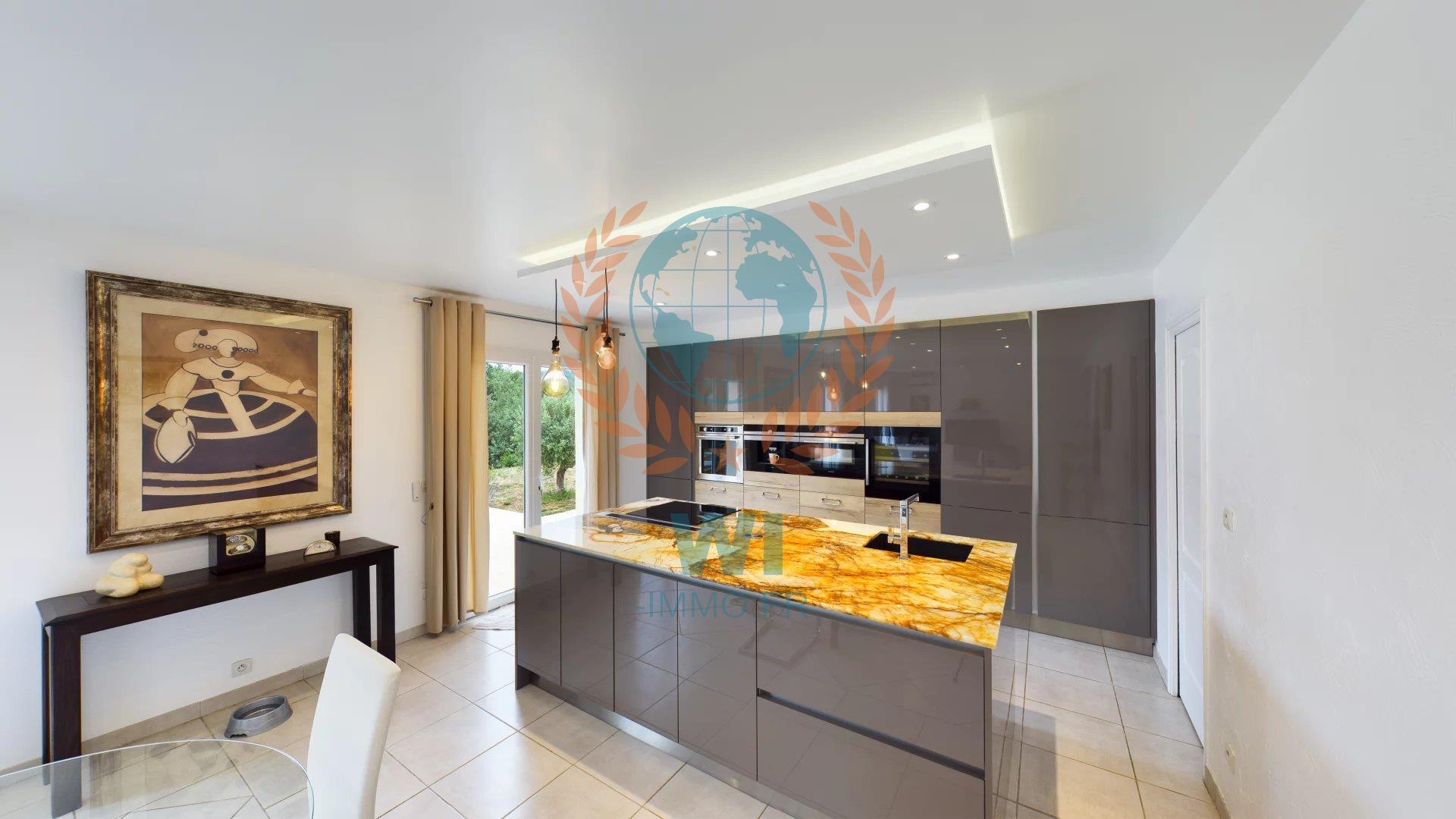 Detached villa with swimming pool in a secure domain