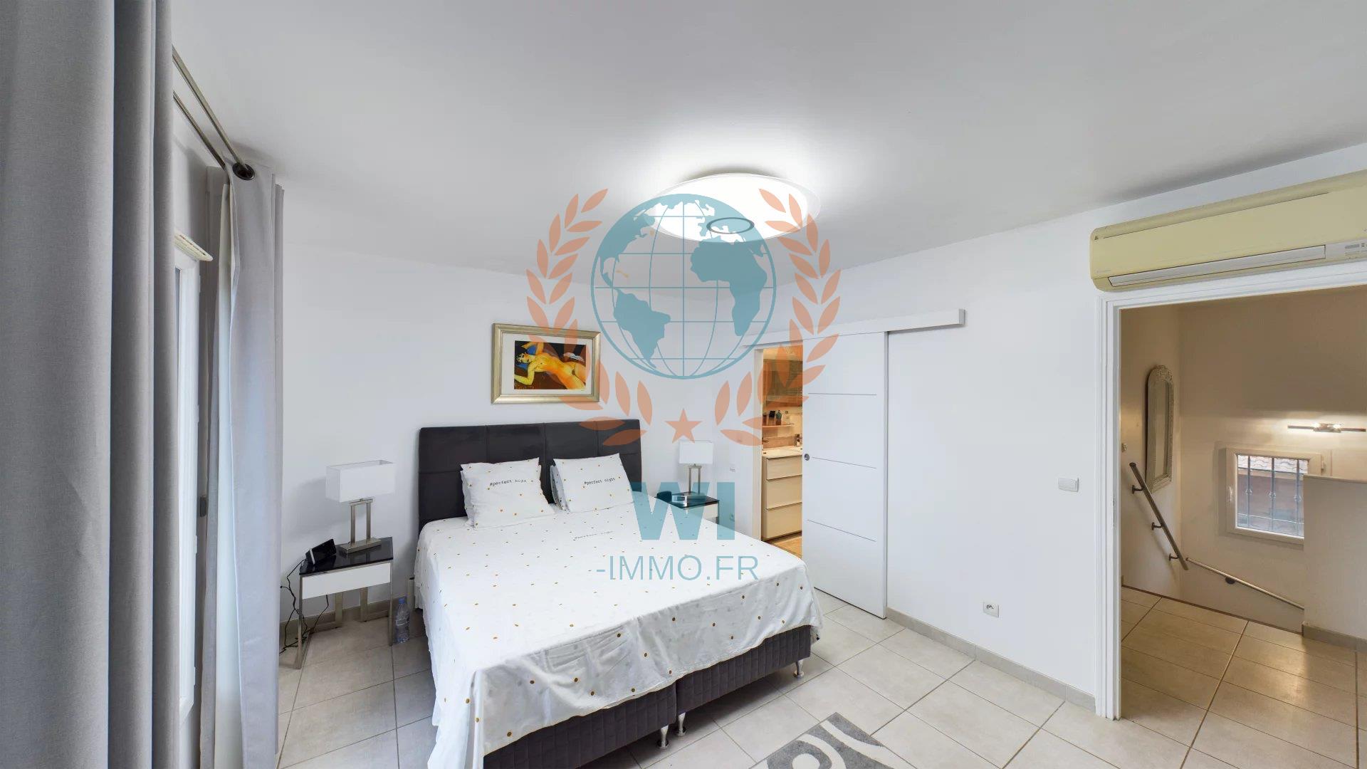 Detached villa with swimming pool in a secure domain