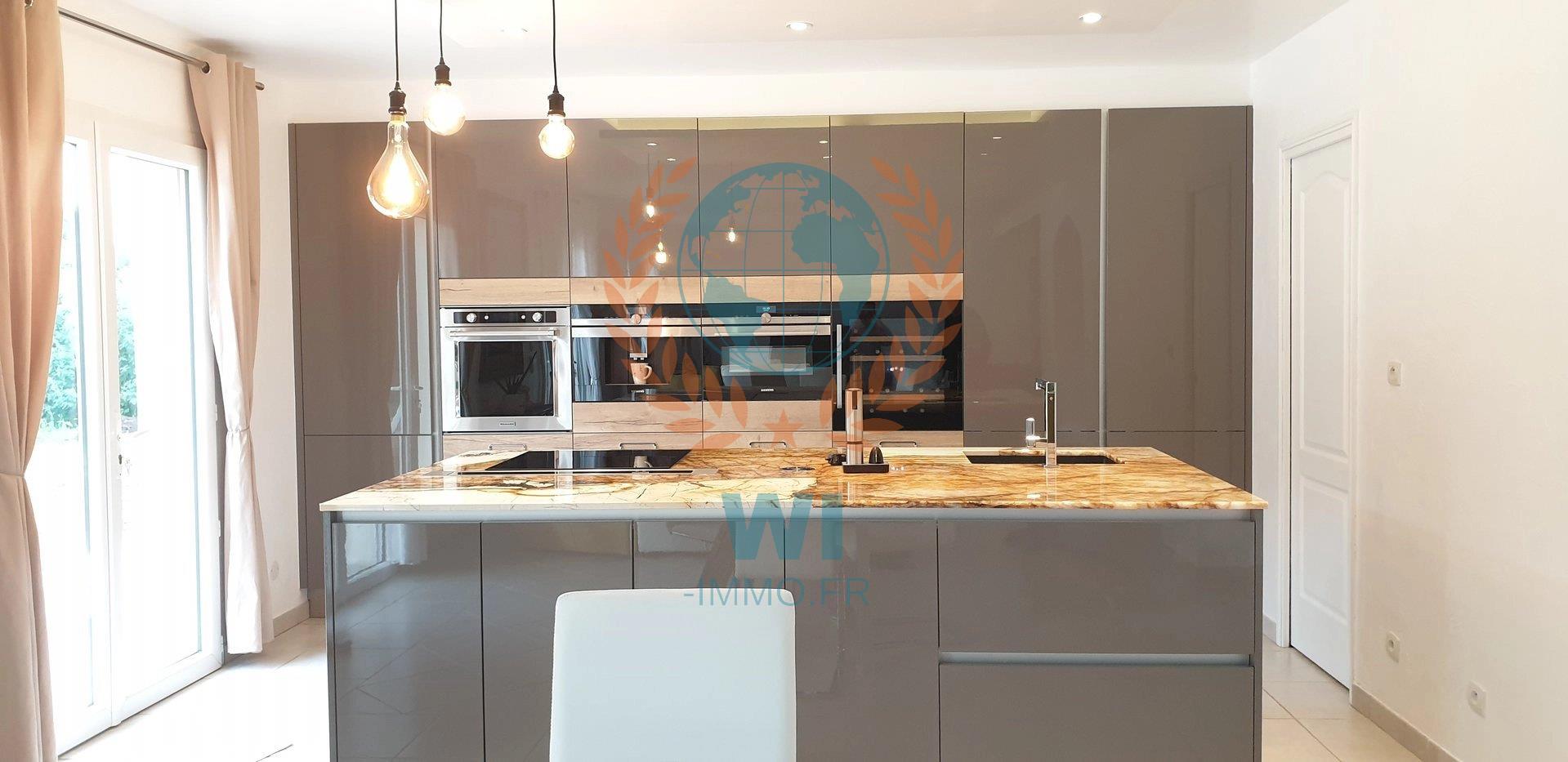 Detached villa with swimming pool in a secure domain