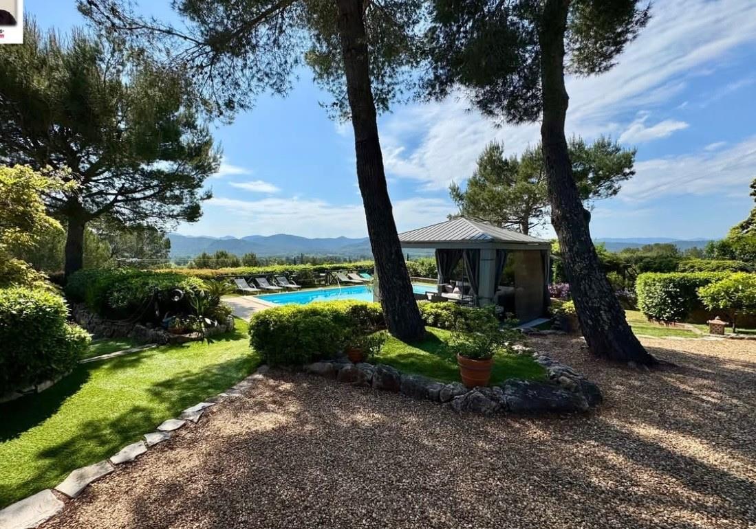 Detached villa with pool