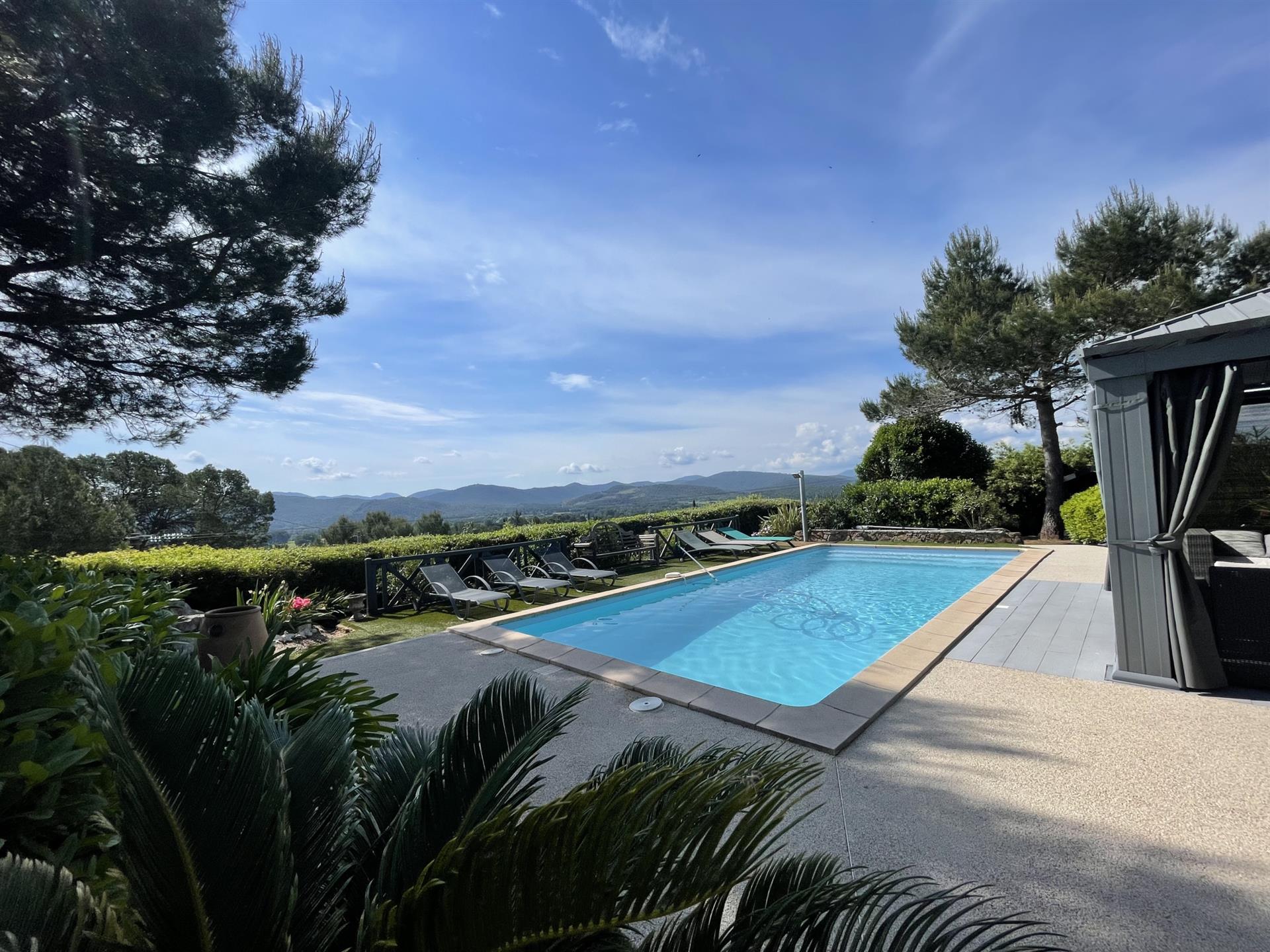 Detached villa with pool