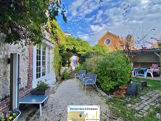 Atypical house favorite with cottage, garage and garden, in the heart of a village with shops near E