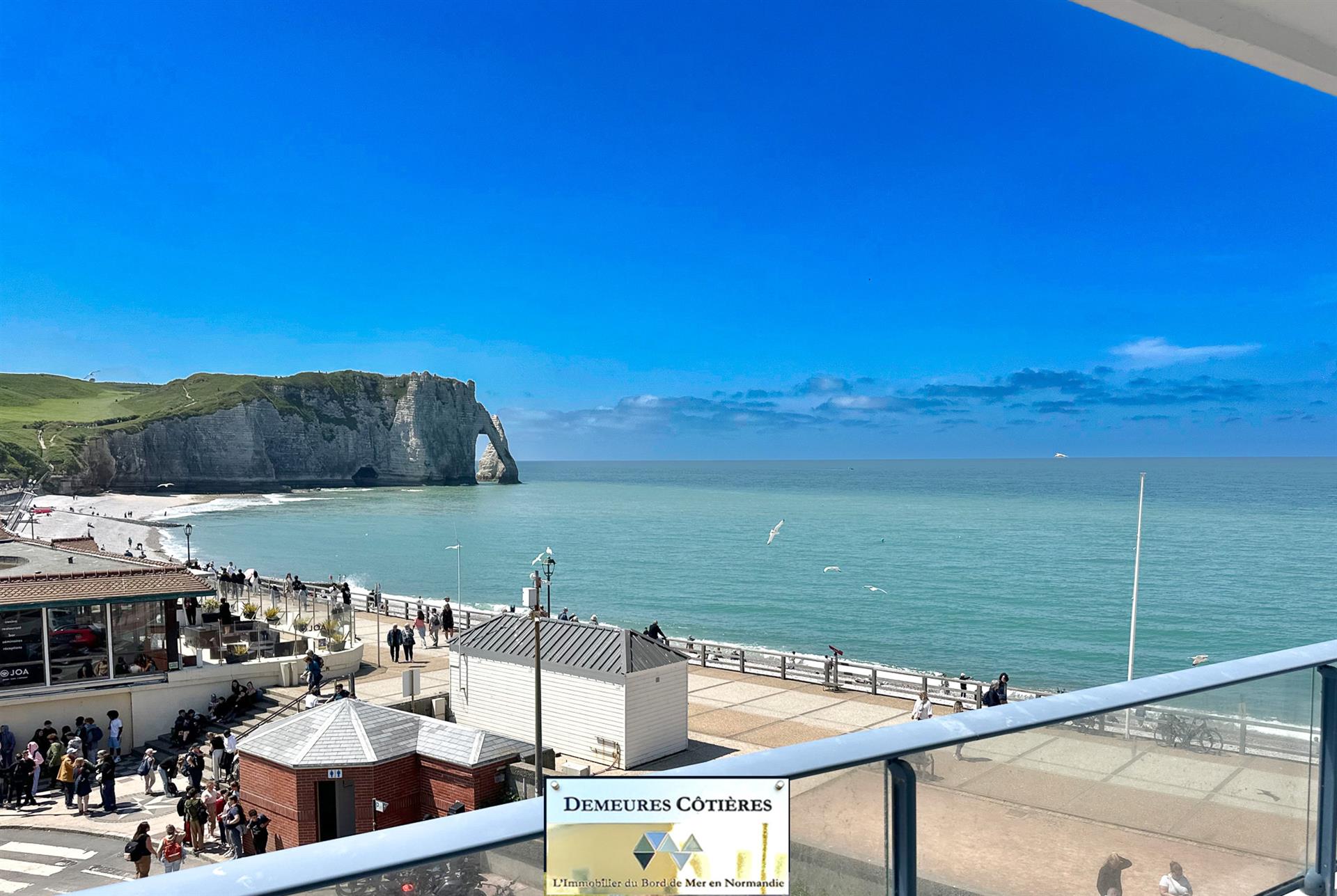Exceptional apartment located opposite the beach of Etretat, with elevator, garage and cellars