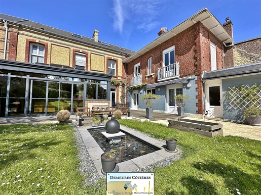 Character property with garden, swimming pool, in the heart of the town centre of Fécamp