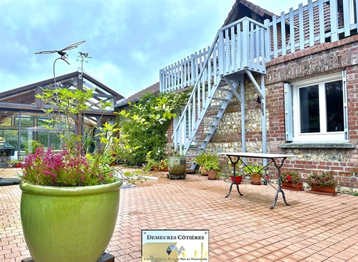 Norman property, with swimming pool and living on one level, quiet, 6 km from Etretat