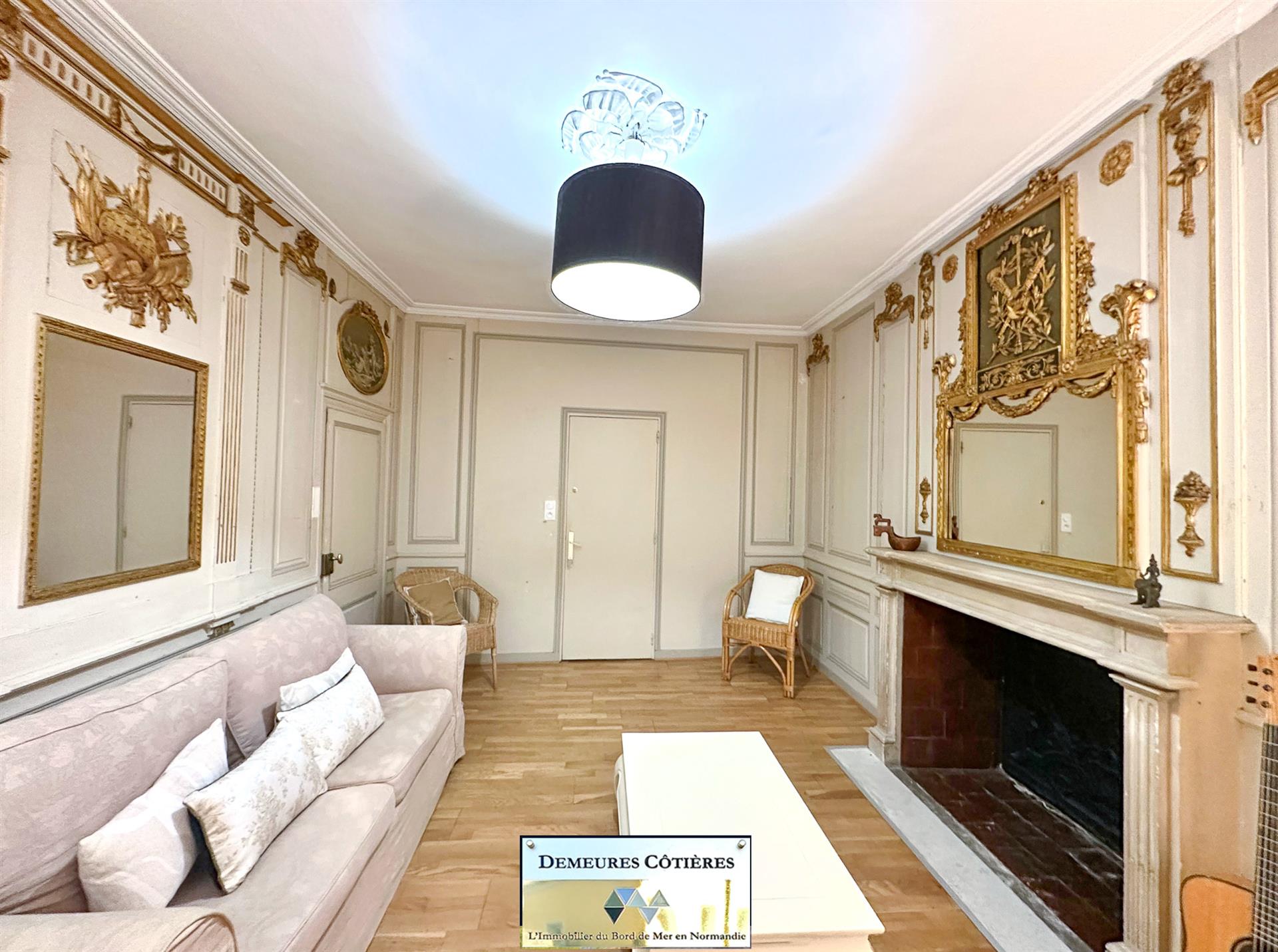 Atypical single-story apartment with garden, in the heart of Fecamp
