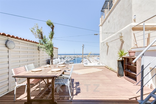 Fischerhaus an der Strandpromenade mit Boot