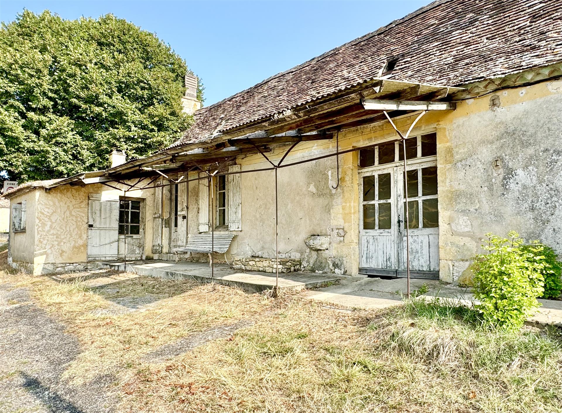 Attractive village house requiring complete renovation near Beaumontdu