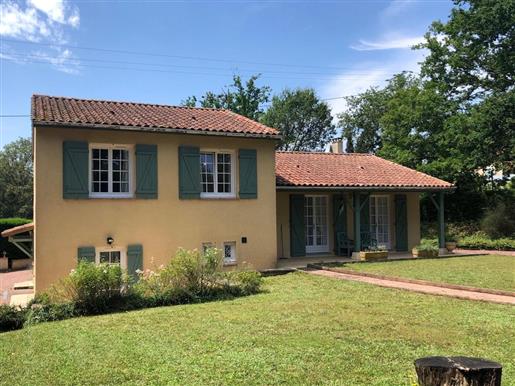 Attractive 4 bedroom house with swimming pool and large garden  near Fumel, Lot et Garonne