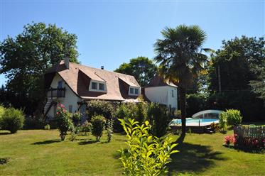 Jolie maison de village avec un gîte indépendant et une piscine près de Montpon, Dordogne 