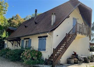Jolie maison de village avec un gîte indépendant et une piscine près de Montpon, Dordogne 