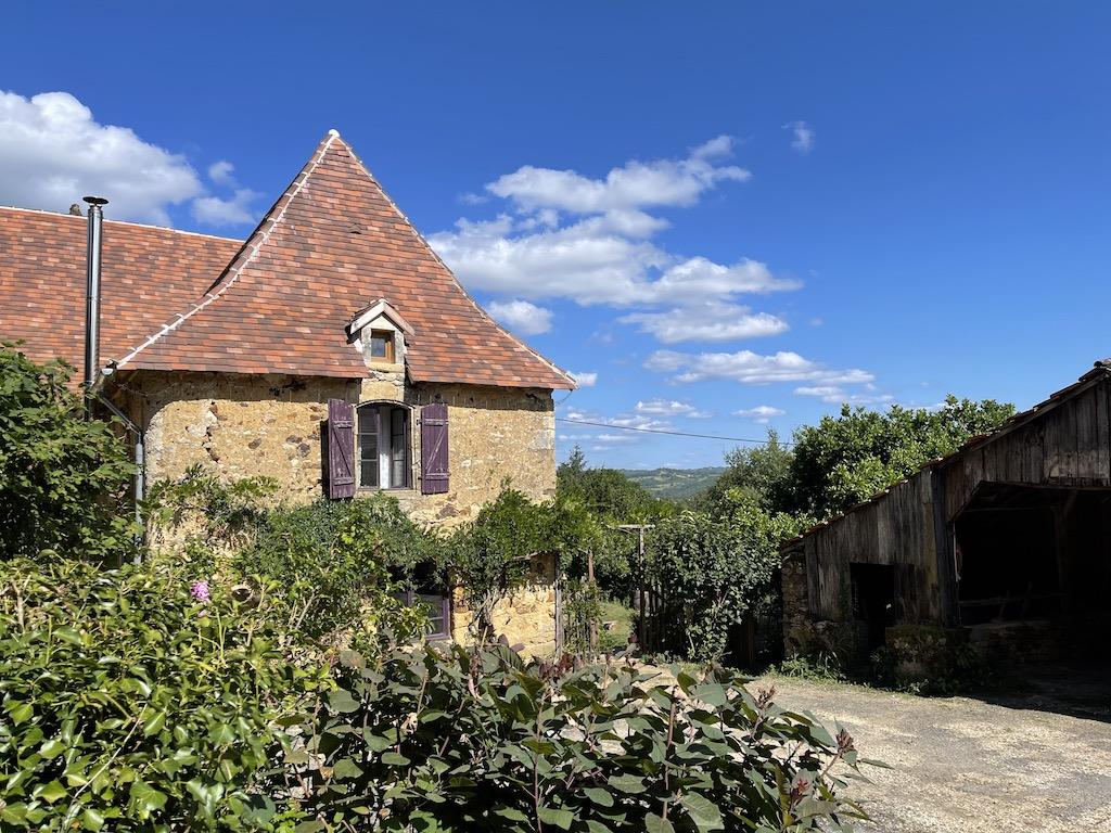 Attraktives Bauernhaus aus dem 18. Jahrhundert mit umfangreichen Nebengebäuden und Garten in der Nä