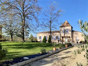 Modern country house with swimming pool, outbuildings and 5ha  near Villereal, Lot et Garonne