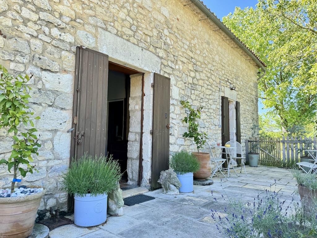 Restored farmhouse with barn, equestrian facilities, swimming pool and 5ha  near Villeréal, Lot et G