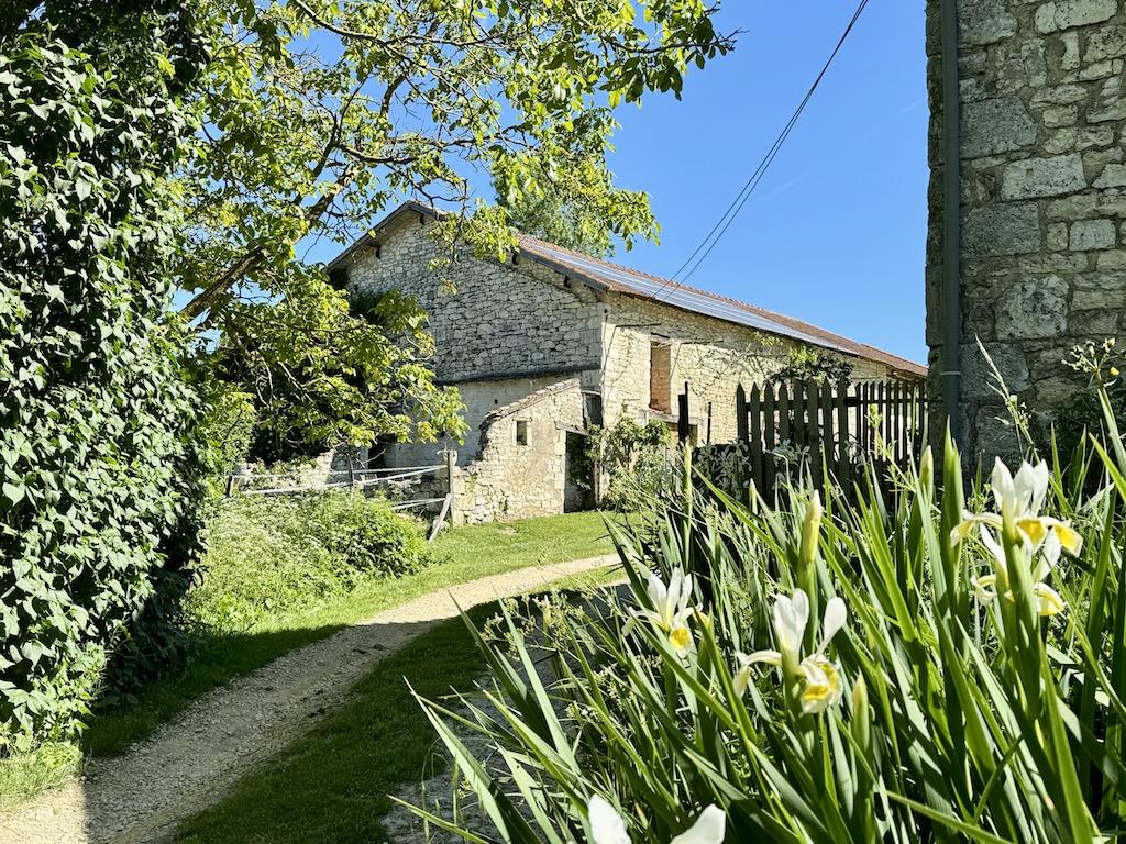 Restored farmhouse with barn, equestrian facilities, swimming pool and 5ha  near Villeréal, Lot et G