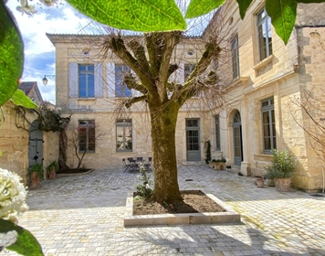 Uitzonderlijk 18e eeuws dorpshuis met ommuurde binnenplaats en tuin in Beaumont-du-Périgord, Do