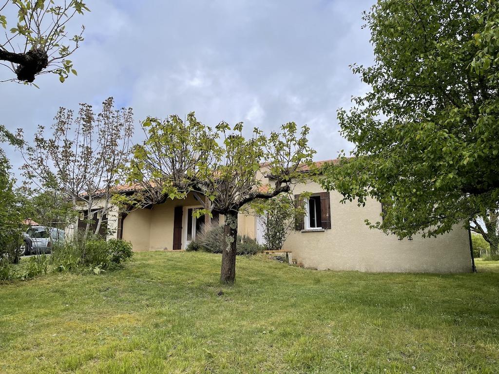 Three bedroom house with garage and large garden  In Issigeac, Dordogne