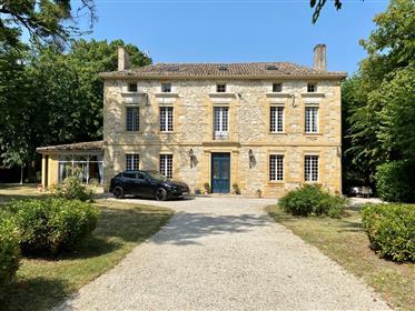 Vaste manoir du XVIIIème siècle avec une maison d'amis, une piscine et 1,4 ha  près de Bergerac, Dor