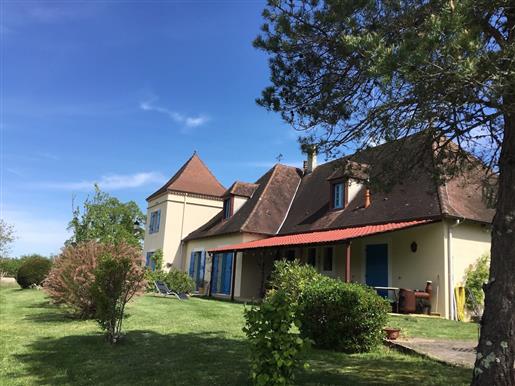 Substantieel dorpshuis met 4 slaapkamers en een prachtig uitzicht in de buurt van Le Bugue, Dordogne