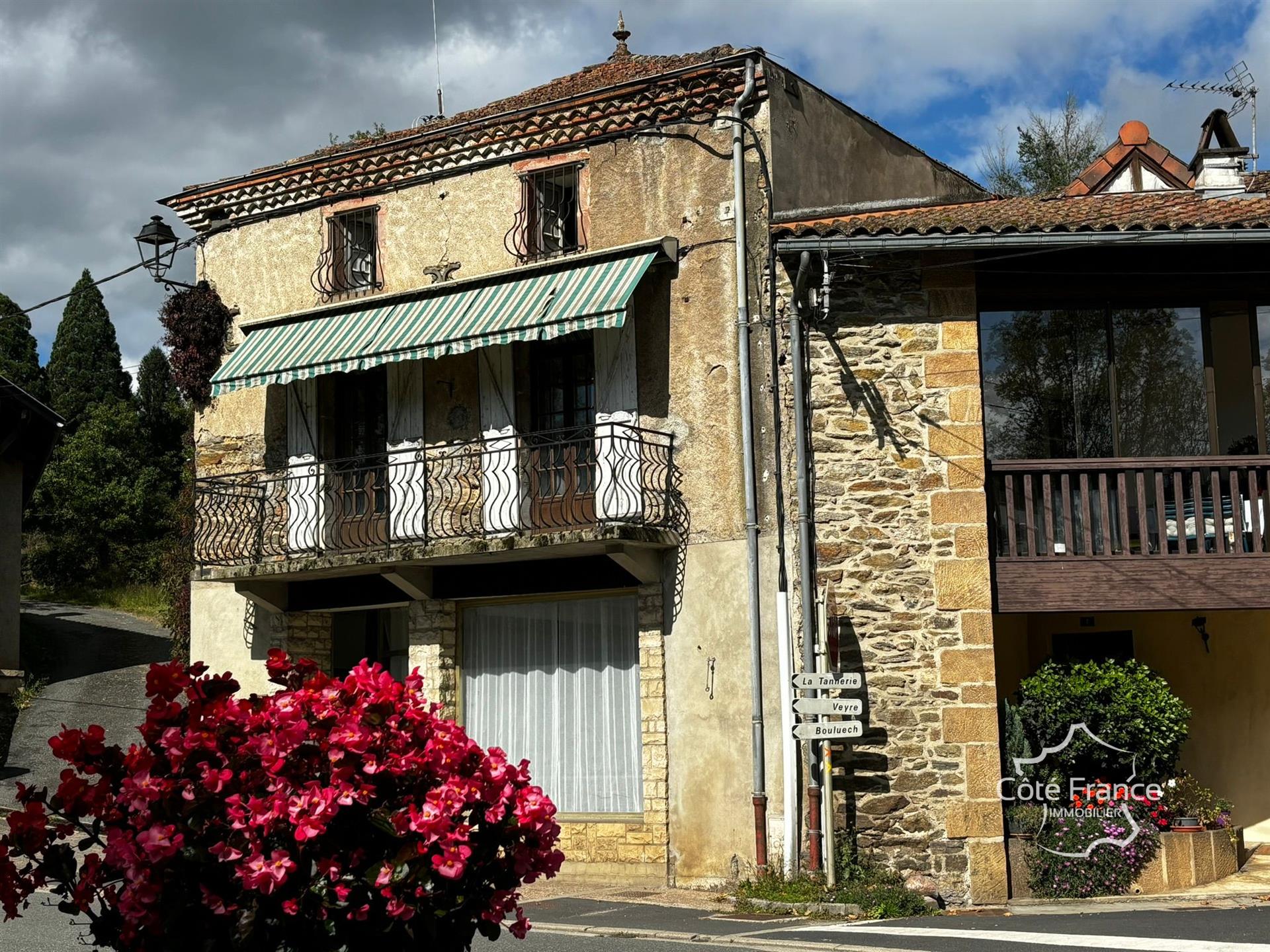 Casa de pueblo con local comercial y amplio jardín, garaje y granero situado en Bagnac-sur-Célé