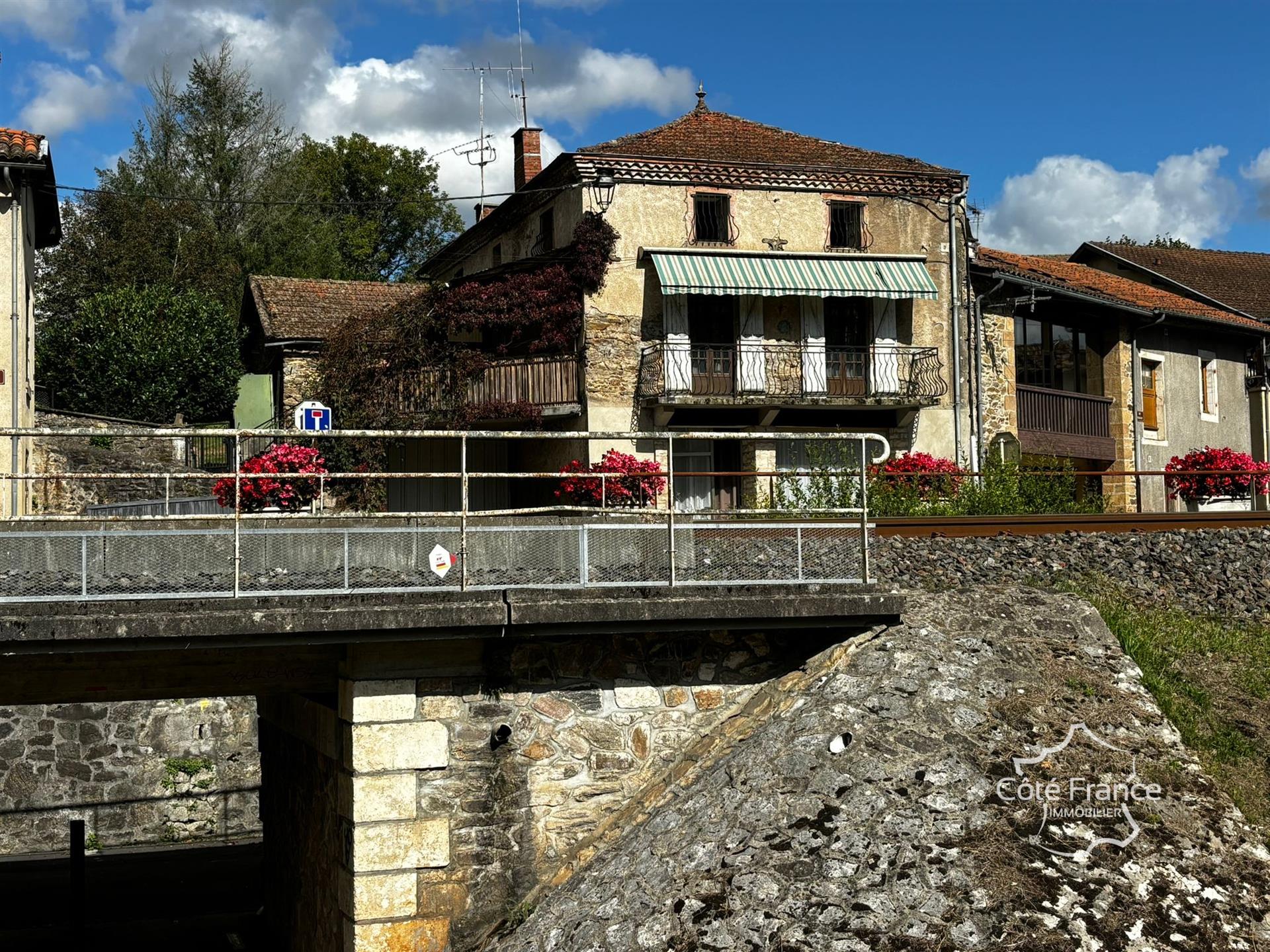 Casa de pueblo con local comercial y amplio jardín, garaje y granero situado en Bagnac-sur-Célé