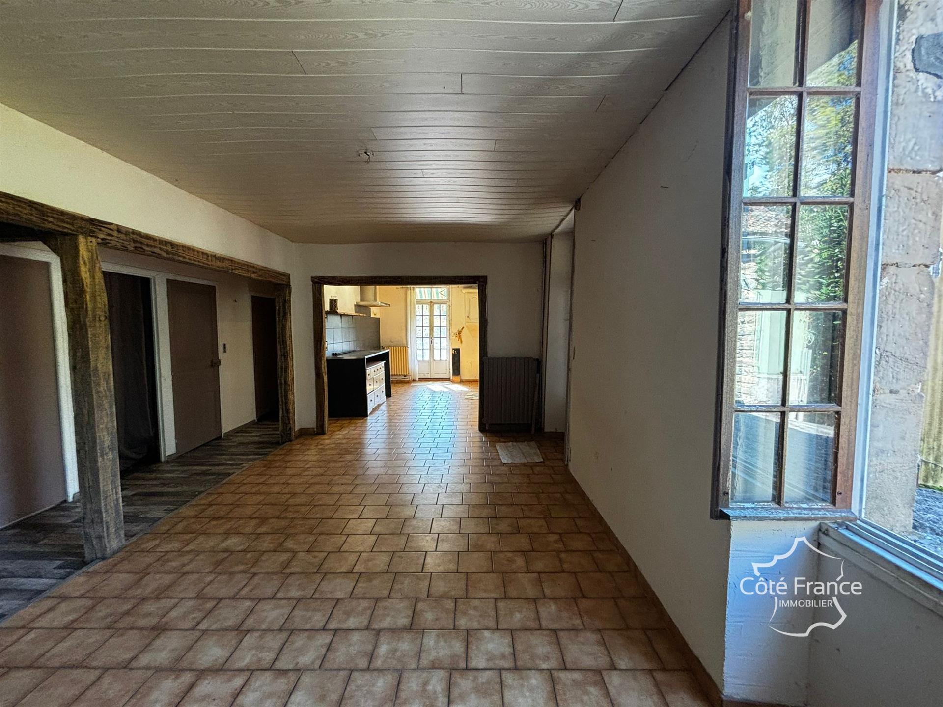 Casa de pueblo con local comercial y amplio jardín, garaje y granero situado en Bagnac-sur-Célé