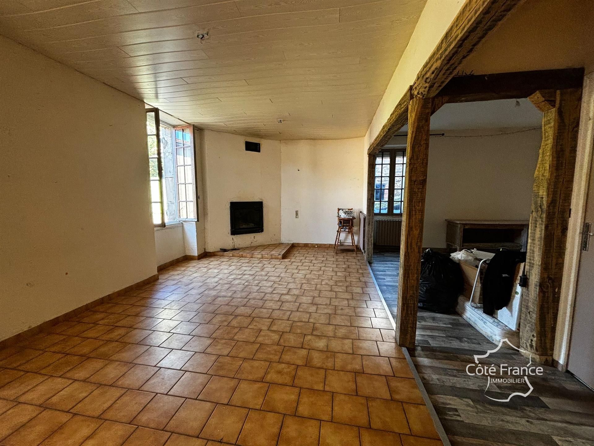 Casa de pueblo con local comercial y amplio jardín, garaje y granero situado en Bagnac-sur-Célé