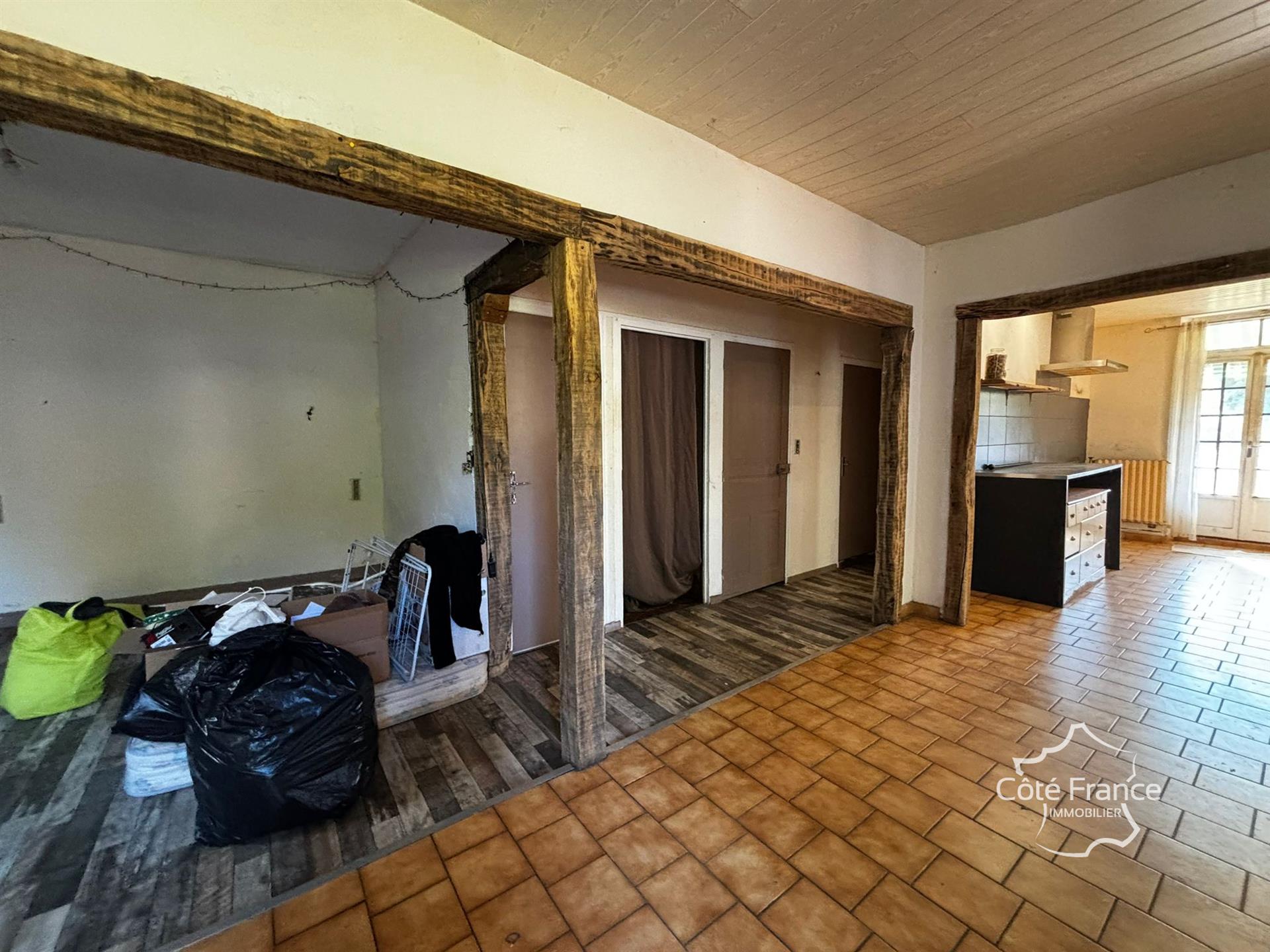 Casa de pueblo con local comercial y amplio jardín, garaje y granero situado en Bagnac-sur-Célé