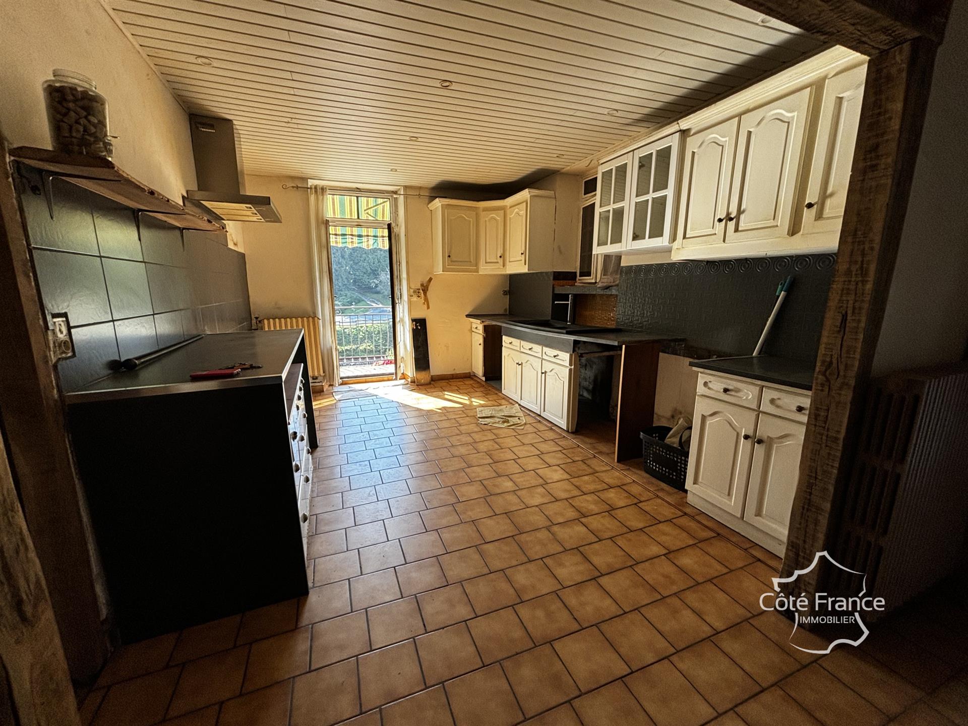 Casa de pueblo con local comercial y amplio jardín, garaje y granero situado en Bagnac-sur-Célé
