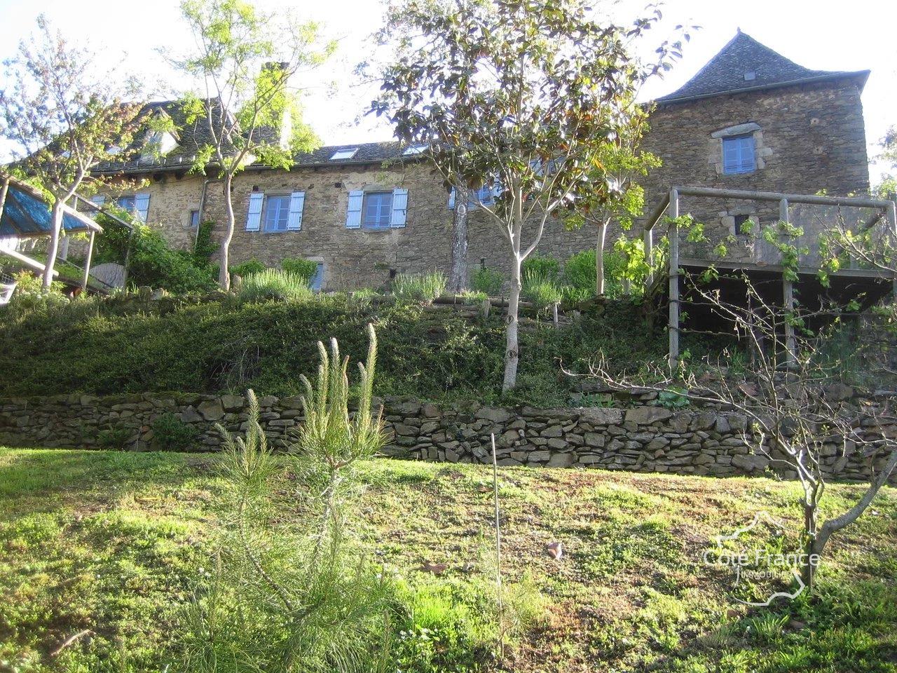 Gran casa de campo con casas rurales con preciosas vistas.