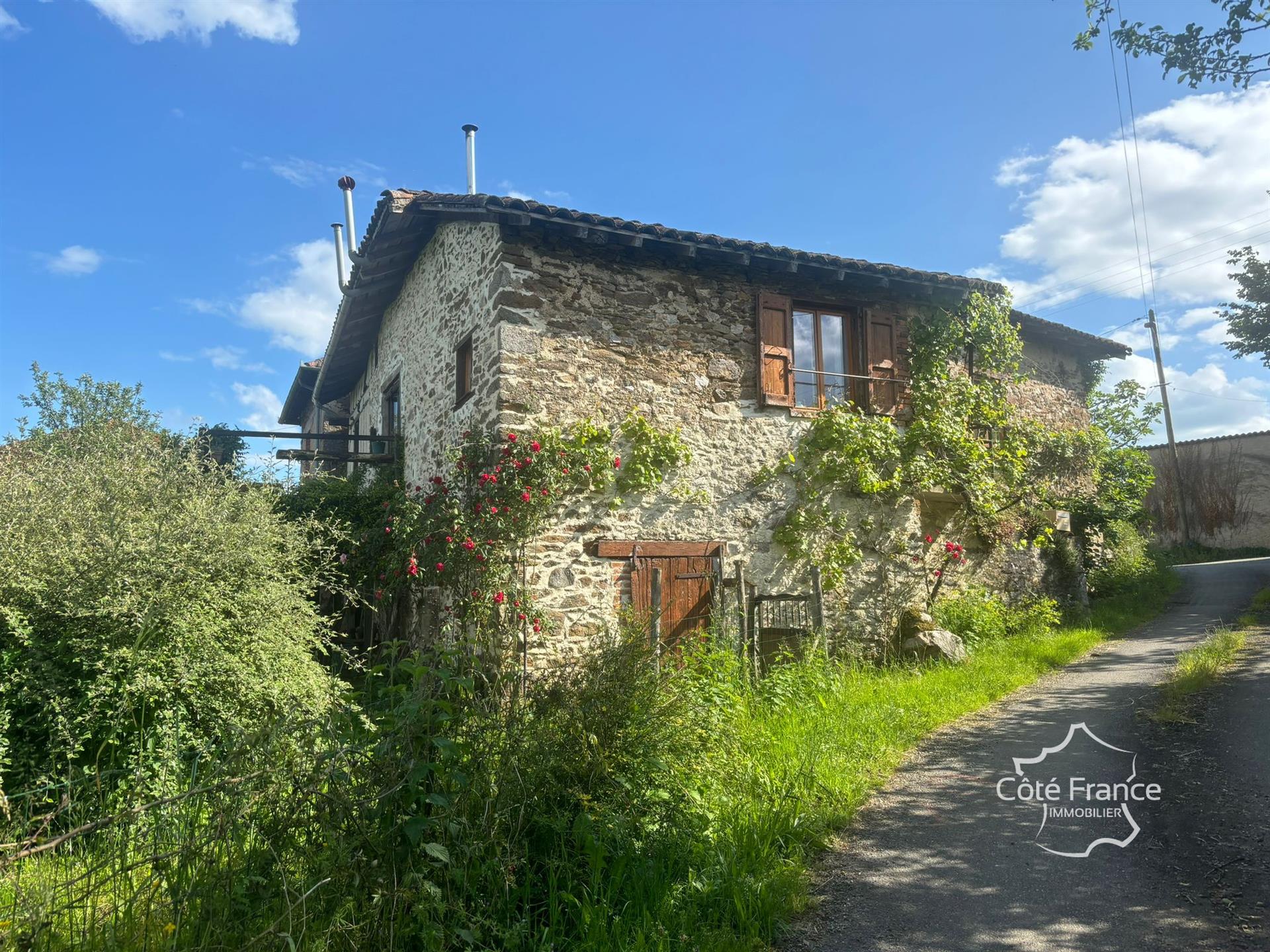 En exclusiva, encantadora casa con hermosa vista en un caserío a 5 minutos de Maurs 15600